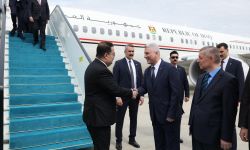 وزير التجارة التركي عمر بولات يستقبل رئيس الوزراء العراقي محمد شياع السوداني لدى وصوله إلى مطار أنقرة الدولي.